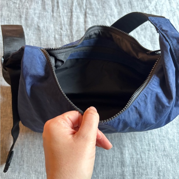BAGGU Medium Crescent in Navy and Black with Short Strap - Picture 3 of 5